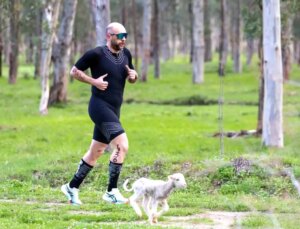 Triatlon yarışında parkura giren kuzu, renkli manzaralara neden oldu