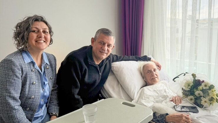 CHP Genel Başkanı Özel, ilkokul öğretmenini ziyaret etti