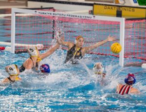 Göztepe’nin sutopunda Avrupa zaferine Lider Tugay da eşlik etti