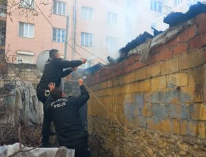 İzmir’de kümeste çıkan yangına birinci müdahaleyi çevik kuvvet grubu yaptı