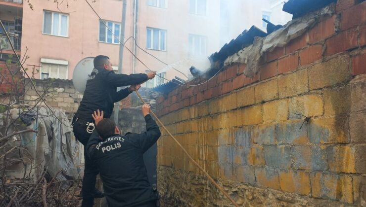 İzmir’de kümeste çıkan yangına birinci müdahaleyi çevik kuvvet grubu yaptı