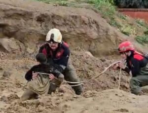 İzmir’de oyun oynarken çamura saplanan iki çocuk kurtarıldı