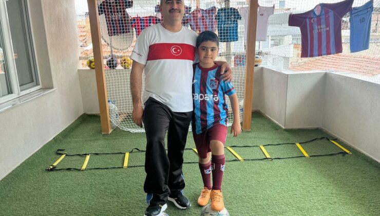Baba, Oğluna Meskende Küçük Futbol Alanı Kurdu
