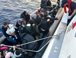 Çeşme açıklarında lastik botta 39 sistemsiz göçmen yakalandı