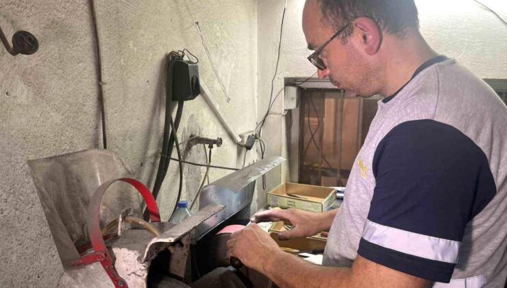 Görme engelli bıçak ustası Kurban Bayramı mesaisi için dükkanında sabahlıyor
