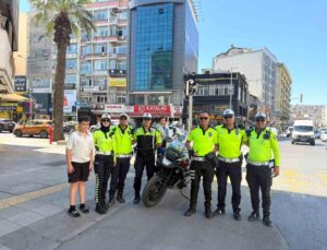 İzmir’in efsane trafik polisi emekli oldu: Son anonsunda elleri titredi
