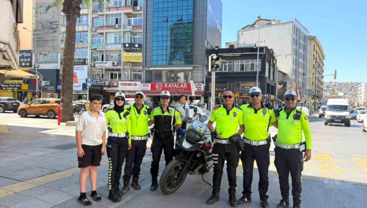 İzmir’in efsane trafik polisi emekli oldu: Son anonsunda elleri titredi