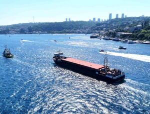Karasu’da karaya oturan dev gemi İstanbul Boğazı’ndan geçti