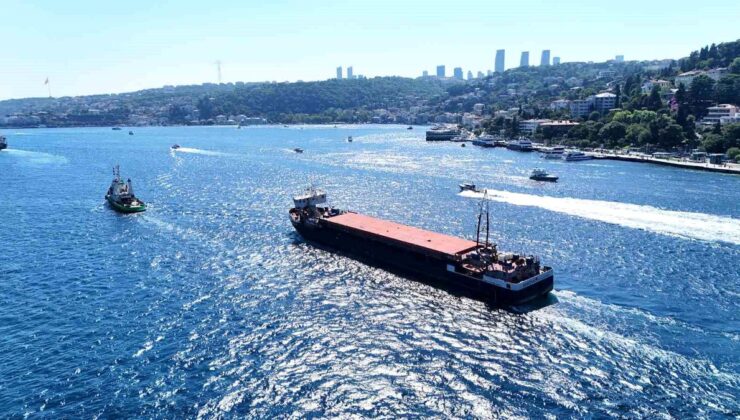 Karasu’da karaya oturan dev gemi İstanbul Boğazı’ndan geçti