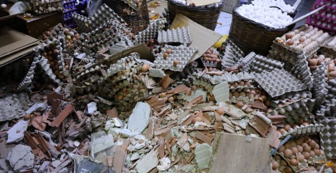 İzmir’de Araba Dönerciye Daldı: Binlerce Yumurta Kırıldı