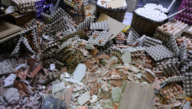 İzmir’de Araba Dönerciye Daldı: Binlerce Yumurta Kırıldı