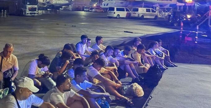 Muğla ve İzmir’de Göçmen Operasyonları: 25 Sistemsiz Göçmen Yakalandı, Aile Kurtarıldı